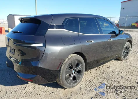 2024 BMW Ix xDrive50 z USA, uszkodzony, nr VIN WB523CF07RCR10700